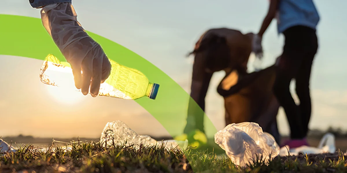 Personas recolectando basura para limpiar las áreas verdes