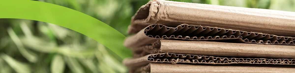 Cartones corrugados amontonados y ordenados para ser reciclados